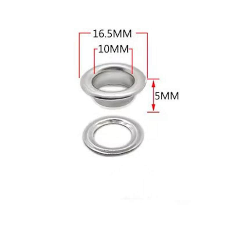 Może przedstawiać: Srebrne metalowe oczka o średnicy wewnętrznej 10 mm i średnicy zewnętrznej 16,5 mm. Oczka mają grubość 5 mm.
