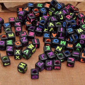 200 Stück englische Buchstaben, winzige Würfel, Alphabet-Perlen, 7 mm schwarze Würfelperlen, mehrfarbige Buchstaben-Acrylperlen-Kunststoffperlen mit 4 mm Loch