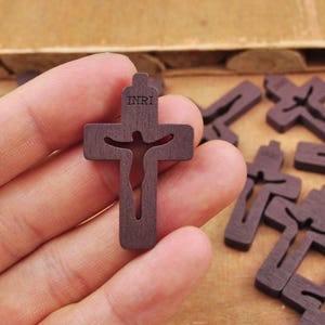 20Pcs/50Pcs Wood Cross Pendant Charm,Unfinished Coffee Wood Cross, Easter Crafts,Cross Beads for Jewelry Making Beading Supplies，39x24mm