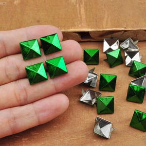 Tachuelas de metal, 50/100 tachuelas de metal cuadradas de color verde brillante en forma de pirámide para ropa, zapatos, bolsos, carteras, decoración de artículos de cuero, bricolaje, 12 x 12 mm