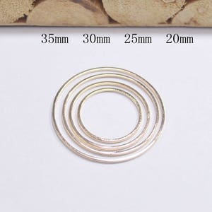 May include: Four gold-colored metal hoops of different sizes, measuring 35mm, 30mm, 25mm, and 20mm in diameter.