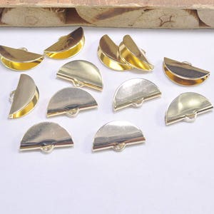 Könnte beinhalten: Ein Set mit zehn goldfarbenen Halbkreis-Verschlüssen aus Metall mit einer Schlaufe auf der flachen Seite. Diese Verschlüsse sind perfekt, um Schmuckprojekten einen Hauch von Eleganz zu verleihen.