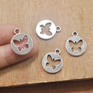 Pendants de charme double face papillon - 30pcs antique argent rond de pièce de monnaie papillon Dangle Char 17mm sculpté.