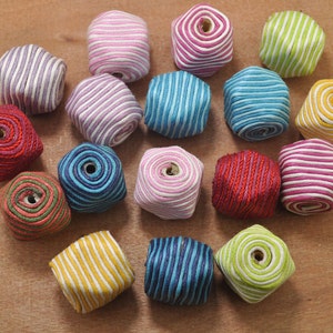 10 Stück Holzperlen, Geometrische Holzperlen, Streifen Holzperlen, 23 mm Geometrische Facettierte Würfel Holzperlen in Verschiedenen Farben