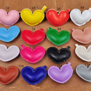 17 colores, 1 Uds.-100 Uds. Colgante de corazón de cuero, preciosa forma de corazón, corazón de piel sintética para dije de bolso, llavero, adorno de bolso, 63x65mm
