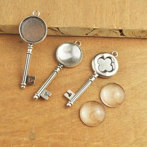 20mm Cabochon Base Setting -5pcs Antique Silver Key Cameo Charm Pendants with 5Pcs Clear Glass Cabochons,Cross key pendant