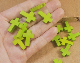 Cruz de madera pequeña, 30/50 colgantes de cruz de madera verde - Abalorios para bisutería personalizada - Cruces de madera de 22 mm
