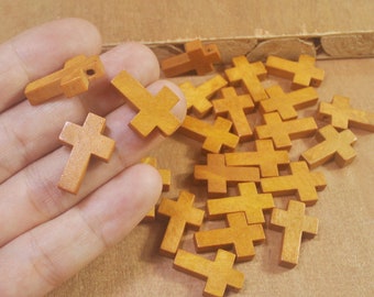 Cruz de madera, pequeña cruz de madera, 30/50 colgantes de cruz de madera marrón y amarilla - Abalorios para bisutería personalizada - Cruces de madera de 22 mm