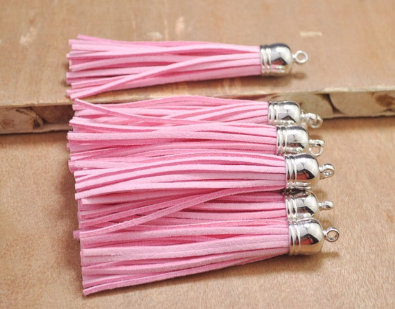 20pcs borlas de gamuza rosa, borlas de flecos de 86 mm con amuletos de tapa  de plástico plateado, borla de cuero, borla de fibra, colgante de borla de