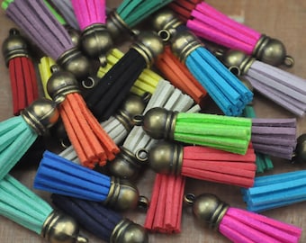Puede incluir: Surtido de borlas de gamuza de colores vivos con tapas de metal dorado. Las borlas miden aproximadamente 5 cm de largo y son perfectas para agregar un toque de fantasía a bolsos, llaveros u otras manualidades.