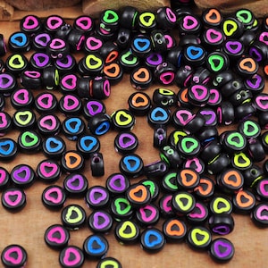 100 stuks geassorteerde hartkralen, acryl hartkralen, kralen met hartjes, ronde plastic hartbedel, zwarte ronde kralen, afstandskralen, 7 mm