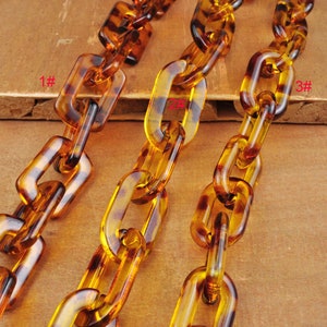 Puede incluir: Tres cadenas de plástico de imitación de caparazón de tortuga de diferentes tamaños. Las cadenas están hechas de eslabones rectangulares. Las cadenas están etiquetadas como 1#, 2# y 3#.