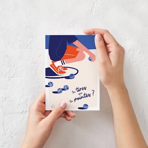 Peut inclure: Illustration de carte postale avec une personne jouant avec des boules bleues. La personne porte un short orange et une chemise bleue. Le texte sur la carte est "tu tires ou tu pointes ?" en bleu.