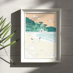 Peut inclure: Une illustration encadrée d'une scène de plage avec une plage de sable blanc, une eau turquoise et des arbres verts. Deux mouettes blanches survolent la plage.