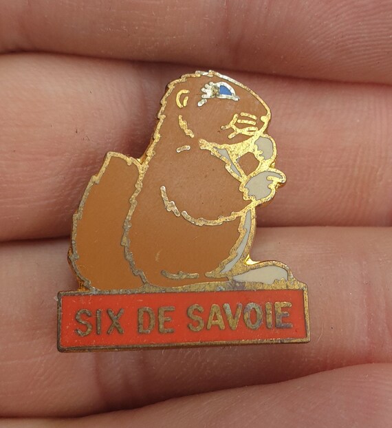 Beaver, beaver pin, badge, gift, gift idea, cool,