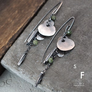 Långa örhängen i oxiderat sterlingsilver med naturliga ädelstenar, handgjorda smycken
