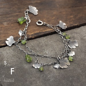 greenFORM - prata de lei oxidada e peridoto bruto - folha de ginkgo biloba - presente para ela