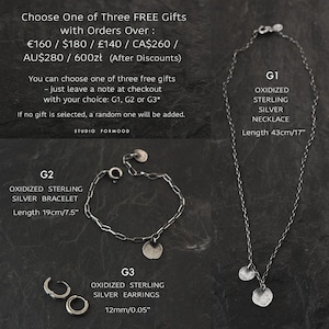 Puede incluir: Imagen de tres piezas de joyer&iacute;a de plata de ley oxidada: un collar (43 cm), una pulsera (19 cm) y pendientes (12 mm). El texto indica que son regalos gratuitos con pedidos calificados.