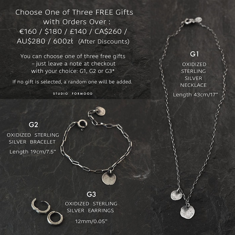 Puede incluir: Imagen de tres piezas de joyer&iacute;a de plata de ley oxidada: un collar (43 cm), una pulsera (19 cm) y pendientes (12 mm). El texto indica que son regalos gratuitos con pedidos calificados.