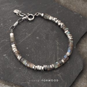 Bracciale in argento sterling ossidato e labradorite, gioiello artigianale fatto a mano, regalo per lei.