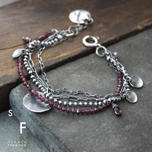 Pulsera de granate de plata de ley oxidada: delicada joyería con piedras preciosas