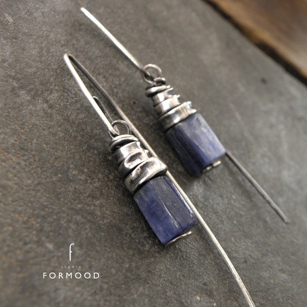 cyanite et argent oxydé - boucles d'oreilles, boucles d'oreilles en argent sterling brut et cyanite