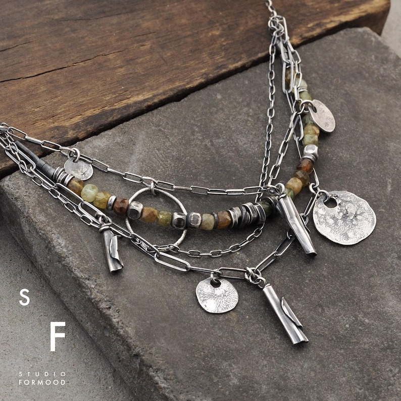 Pulsera de plata de ley oxidada con granate verde – Joyería artesanal moderna imagen 9