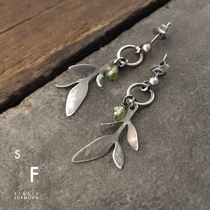 Boucles d'oreilles en argent sterling oxydé et péridot Feuille boucles d'oreilles de studio image 1