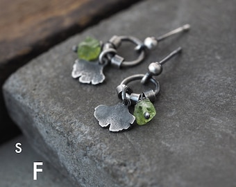 greenFORM - foglia di ginkgo biloba e peridoto in argento sterling ossidato - piccoli orecchini a bottone