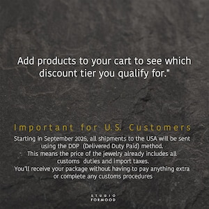 Puede incluir: Texto sobre un fondo gris oscuro. Se lee: "A&ntilde;ade productos a tu carrito para ver a qu&eacute; nivel de descuento calificas" e "Importante para clientes de EE. UU." Texto adicional explica detalles de env&iacute;o para clientes de EE. UU.