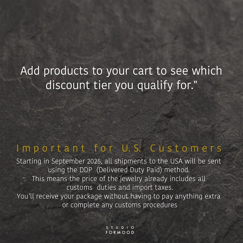 Puede incluir: Texto sobre un fondo gris oscuro. Se lee: "A&ntilde;ade productos a tu carrito para ver a qu&eacute; nivel de descuento calificas" e "Importante para clientes de EE. UU." Texto adicional explica detalles de env&iacute;o para clientes de EE. UU.