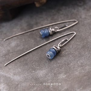 Handgjorda örhängen i oxiderat sterlingsilver med naturlig blå kyanit