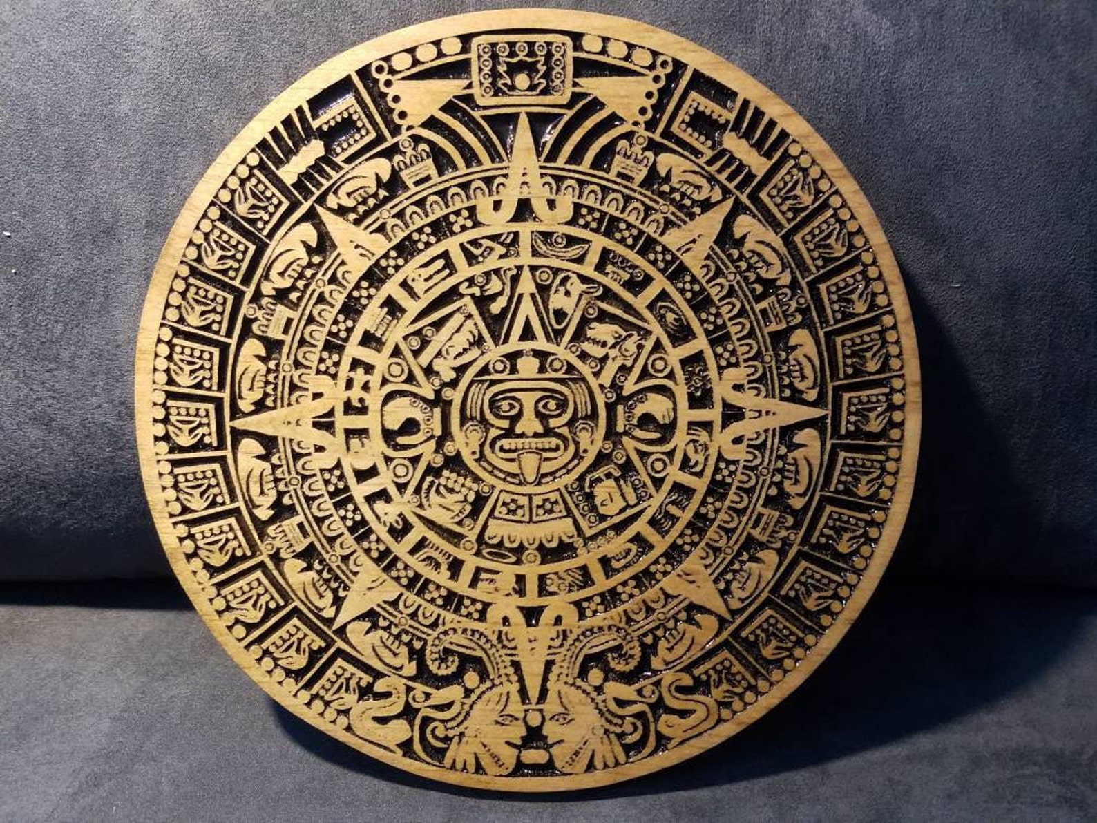 Камень солнца ацтеков. Солнечный камень ацтеков. Солнечный камень ацтеков арт. Ацтекский календарь Майя. Календарь ацтеков