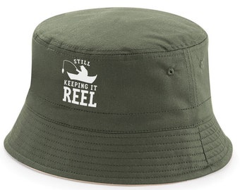 Cappello da pesca Regalo con secchiello Pesce per uomo Papà Nonno Amico 'Still Keeping it Reel' Lui Pescatore Pesca Citazione divertente Attrezzatura Accessori Attrezzatura