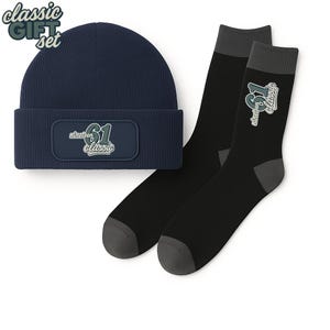 Pode incluir: Um gorro azul marinho e um par de meias pretas com detalhes cinzentos. O gorro tem um patch retangular com o texto "nineteen 61 classic". As meias apresentam o mesmo logótipo. As palavras "classic GIFT set" estão no canto superior esquerdo.