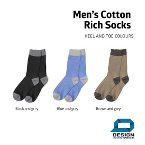 K&ouml;nnte beinhalten: Drei Paar Baumwollsocken mit kontrastierenden Farben an Ferse und Zehen. Die Socken sind schwarz und grau, blau und grau sowie braun und grau.