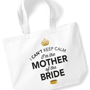 Puede incluir: Bolsa de tela blanca con una corona dorada y texto negro que dice "No puedo mantener la calma Soy la madre de la novia".