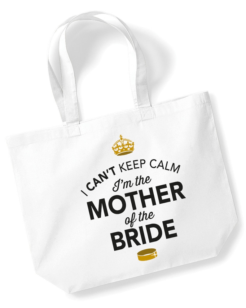 Puede incluir: Bolsa de tela blanca con una corona dorada y texto negro que dice "No puedo mantener la calma Soy la madre de la novia".