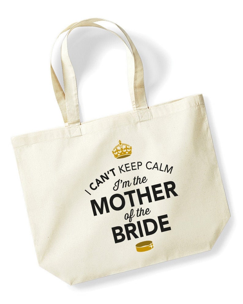Puede incluir: Una bolsa de lona blanca con una corona dorada y texto negro que dice "No puedo mantener la calma Soy la madre de la novia".