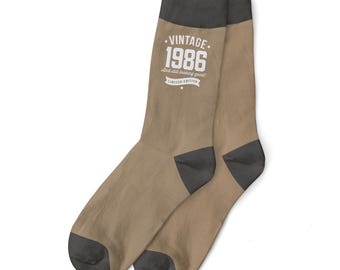 Calzini Divertenti Con Scritta "SO GUT KANN MAN MIT 40 AUSSEHEN" - Regalo Originale Per 40/50/60 Anni Per Papà, Nonno, Marito - Cotone Premium Taglia 43-46