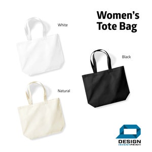 Puede incluir: Tres bolsas de mano en blanco, negro y natural. Las bolsas tienen un dise&ntilde;o sencillo con dos asas. El texto "Women's Tote Bag" est&aacute; en la parte superior de la imagen. El texto "White", "Black" y "Natural" est&aacute; al lado de cada bolsa.