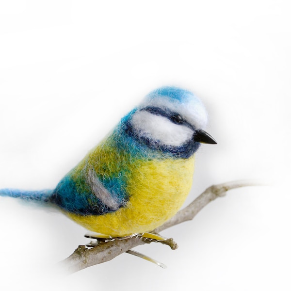 Decoración del árbol de Navidad-Teta azul-La figura de acción de fieltro hecha a mano del hermoso pájaro europeo. Regalo de Navidad