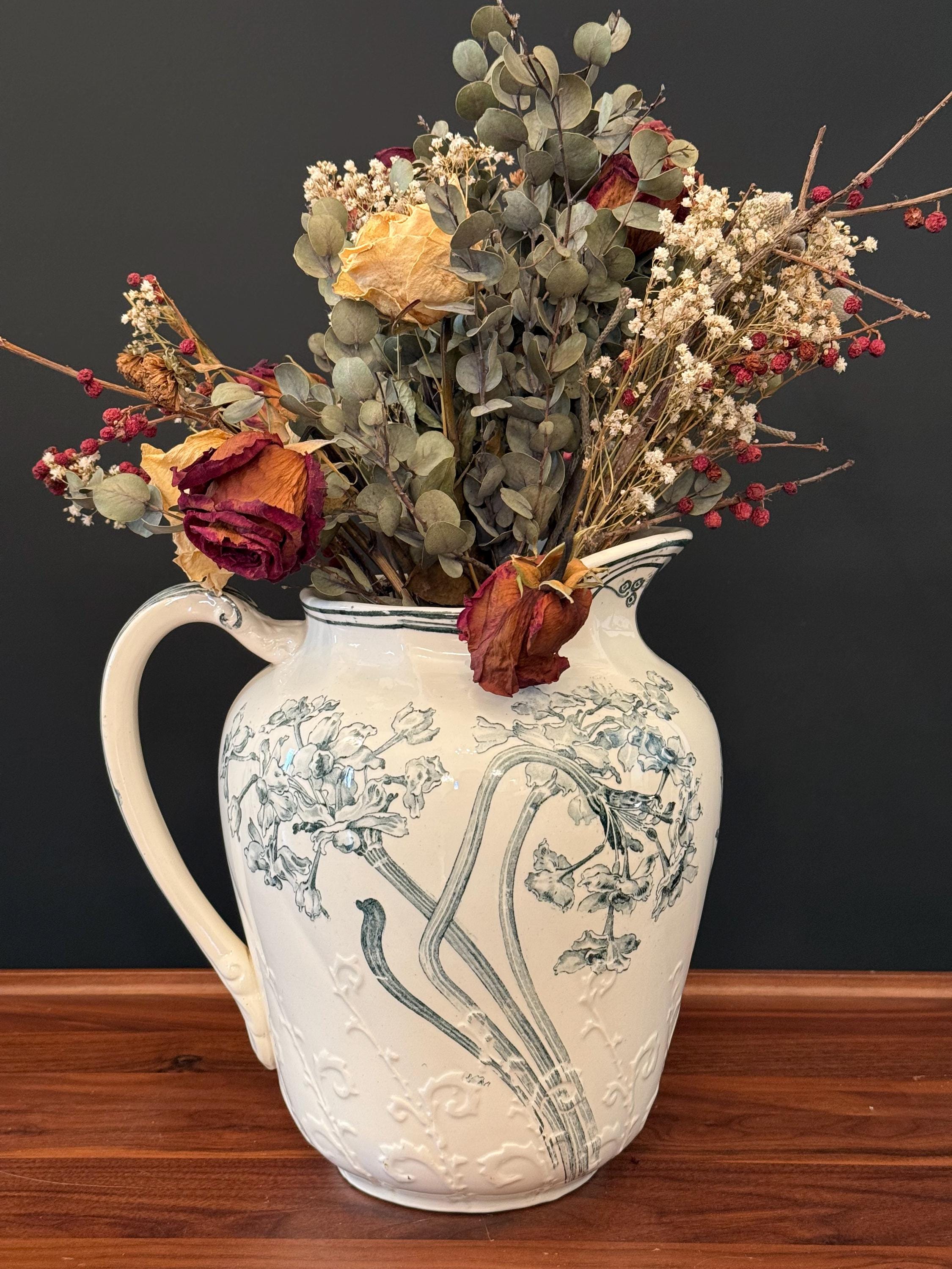 花のモチーフが描かれたアンティークなフランスのアールヌーボー陶器の 