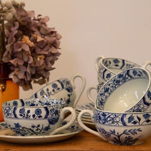 Set of 6 Vintage Sarreguemines Cups and Saucers – DAMAS Pattern – Elegant French Tableware