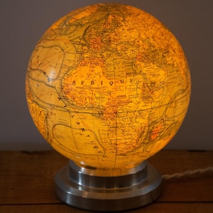 Franse vintage verlichte glazen bollamp met aluminium voet – J. Forest, Parijs