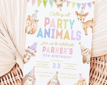 Puede incluir: Una invitación de fiesta infantil con el texto "Calling all PARTY ANIMALS" e ilustraciones de animales del bosque con gorros de fiesta. La invitación es para el 5º cumpleaños de Parker, el 23 de octubre.