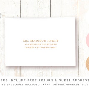 Op de afbeelding: Een witte envelop met een gedrukt adreslabel voor mevrouw Madison Avery, 425 Morning Glory Lane, Carmel Californi&euml; 93921. De tekst is in lichtbruine kleur. De afbeelding toont ook drie cirkels met de tekst "INK COLOR" erop. De cirkels zijn roze, bruin en wit.