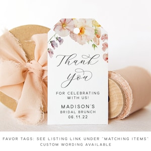 Peut inclure: Une &eacute;tiquette de remerciement blanche avec un motif floral dans les tons de rose et de jaune. L'&eacute;tiquette dit "Merci" en &eacute;criture cursive et "Pour c&eacute;l&eacute;brer avec nous ! Le brunch de mariage de Madison 06.11.22".