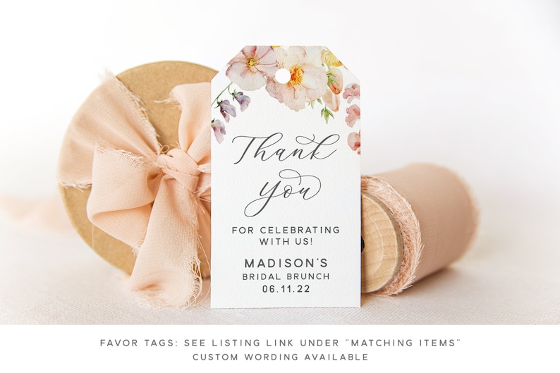 Peut inclure: Une &eacute;tiquette de remerciement blanche avec un motif floral dans les tons de rose et de jaune. L'&eacute;tiquette dit "Merci" en &eacute;criture cursive et "Pour c&eacute;l&eacute;brer avec nous ! Le brunch de mariage de Madison 06.11.22".