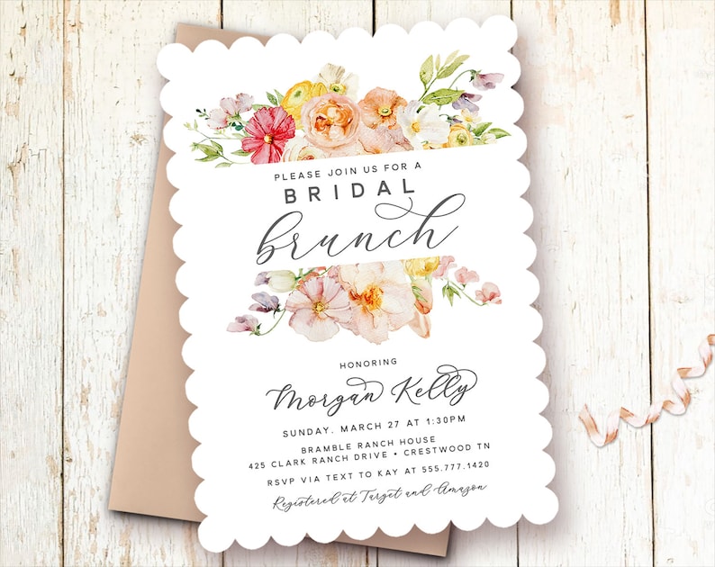 Peut inclure: Une invitation blanche &agrave; bord festonn&eacute; avec un motif floral aquarelle dans des tons de rose, jaune et vert. Le texte indique "Veuillez nous rejoindre pour un brunch de mariage en l'honneur de Morgan Kelly, dimanche 27 mars &agrave; 13h30, Bramble Ranch House, 425 Clark Ranch Drive, Crestwood TN, RSVP par SMS &agrave; Kay au 555.777.1420, Enregistr&eacute; chez Target et Amazon."